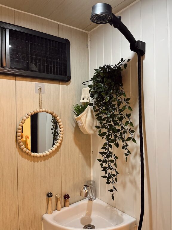 How to Create a Minimalist Bathroom Setup: Simple Steps for a Clean Space